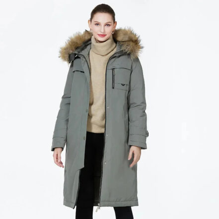 femme portant une Parka fourrure femme longue grise avec poches poitrine