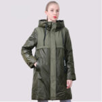 femme portant une Parka imperméable femme oversize longue verte