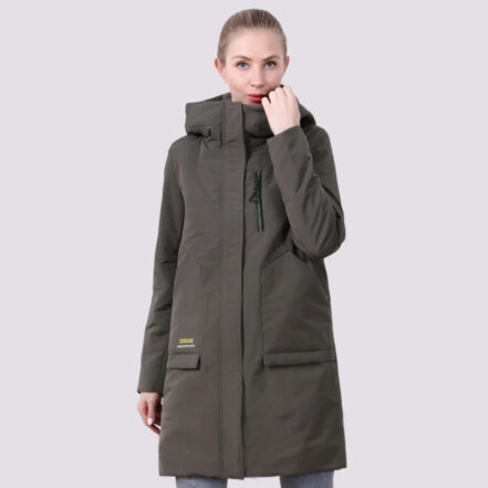 femme portant une Parka imperméable femme grise oversize avec capuche et grand col
