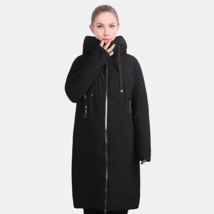 femme portant une Parka imperméable femme noire oversize longue à capuche