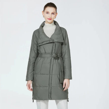 Parka matelassée femme avec col à revers élégant, verte, sur fond gris clair