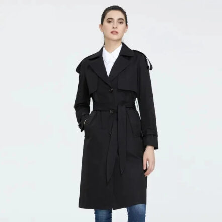 Femme portant une Parka légère femme noire longue type trench