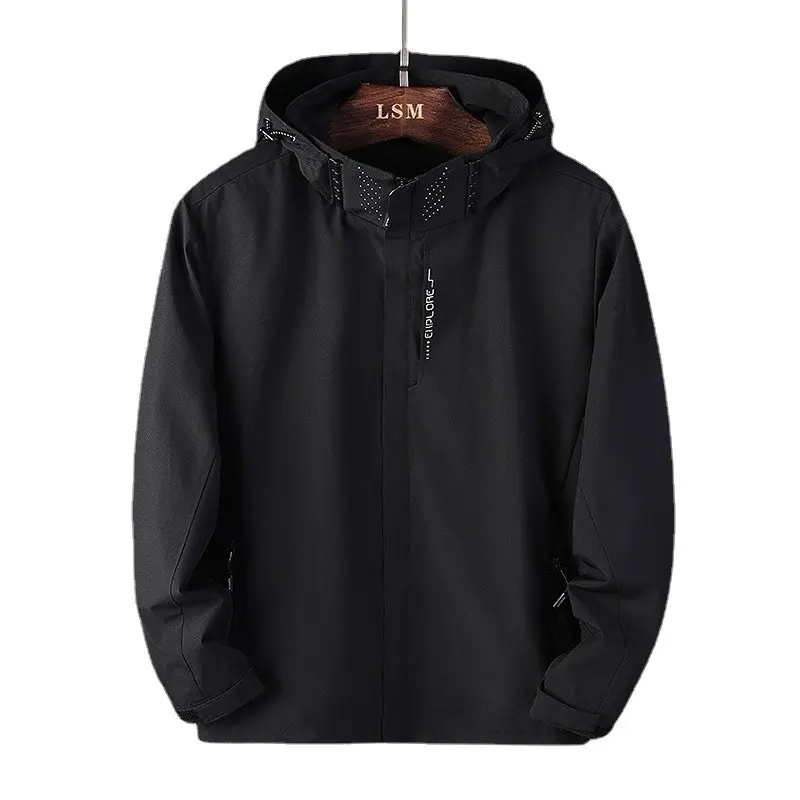 0-32d2c8.jpeg Parka pluie homme imperméable style sportswear avec capuche, de couleur noir, posé sur un cintre
