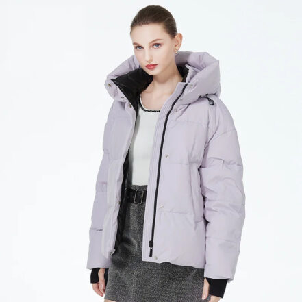 Parka matelassée femme conception courte et élégante, violette, sur fond blanc