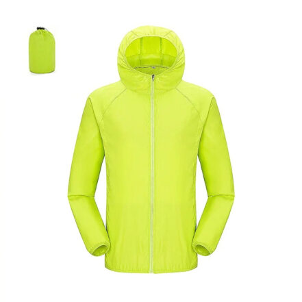 Parka pluie homme imperméable à séchage rapide de couleur vert fluo avec son sac de transport à côté