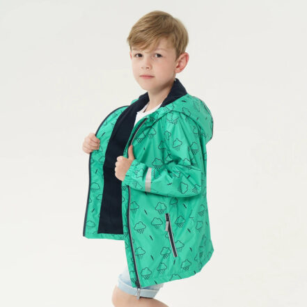 garçon portant une Parka garçon verte avec motifs nuage