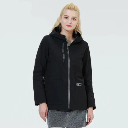 femme portant une Parka légère femme noir à capuche et détail blanc