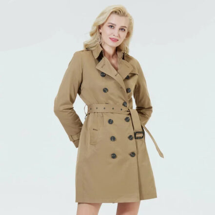 femme portant une Parka légère femme style trench coat beige