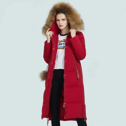 femme portant une Parka fourrure femme rouge longue avec capuche épaisse
