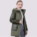 Femme portant une Parka courte femme à capuche verte