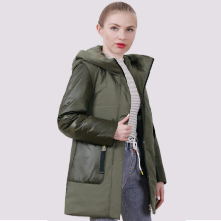 Femme portant une Parka courte femme à capuche verte