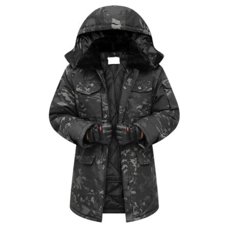 Parka militaire homme style camouflage avec capuche noire, sur fond blanc