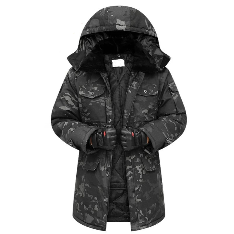 0-669a6c.jpeg Parka militaire homme style camouflage avec capuche noire, sur fond blanc
