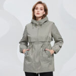 femme portant une Parka imperméable femme grise avec liens de serrage