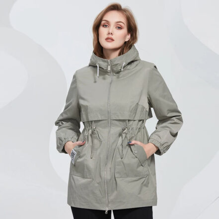 femme portant une Parka imperméable femme grise avec liens de serrage