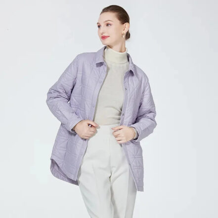 Femme portant une Parka légère femme matelassé violette