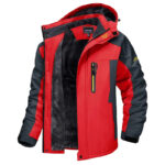 Parka pluie homme imperméable avec intérieur polaire, extérieur de couleur rouge avec manches noires, et une capuche, et une fermeture à zipper centrale.