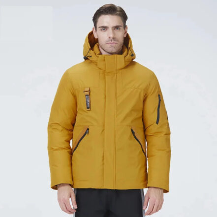 Parka homme imperméable avec capuche et multi poches, de couleur jaune porté par un homme de face