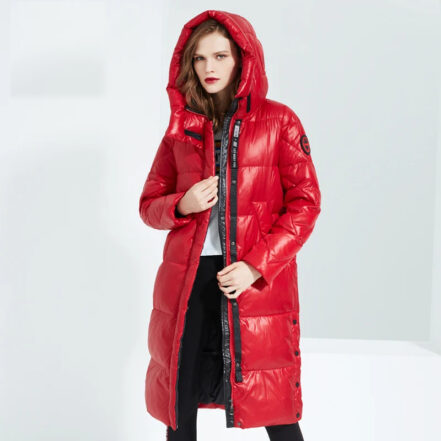 Parka matelassée femme conception longue avec capuche, rouge, sur fond blanc