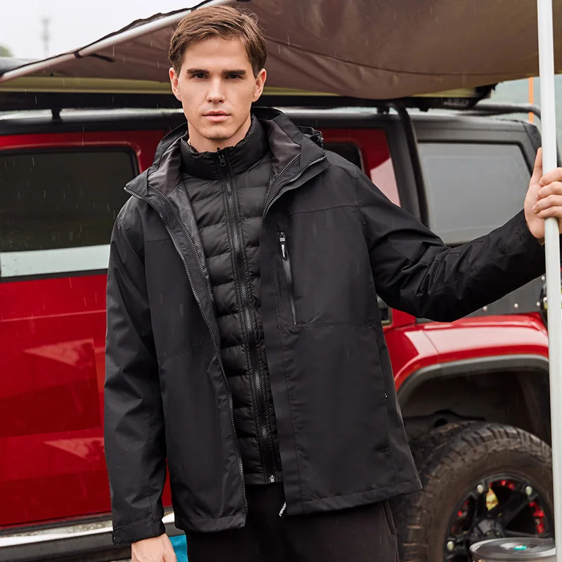 0-b3c89e.jpeg Parka courte homme avec capuche noire, portée par un homme, devant une voiture rouge