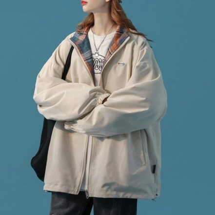 femme portant une Parka reversible femme style aviateur blanc ou à carreaux