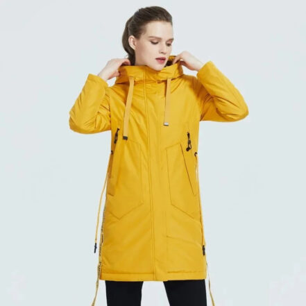 femme portant une Parka imperméable femme longue jaune à capuche