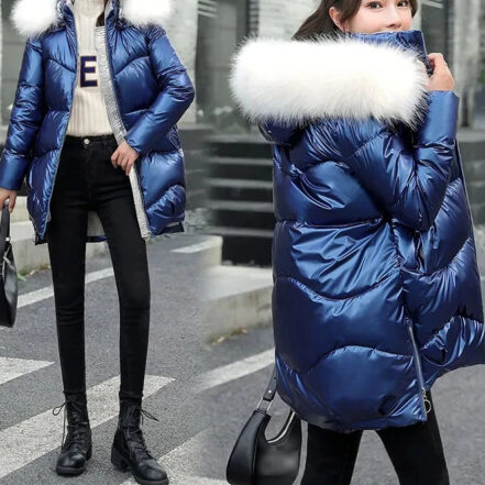 Parka fourrée femme matelassée avec capuche en fausse fourrure, de couleur bleue, porté par une femme de face et de profil.