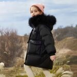 Parka fille noire avec poche et capuche avec fourrure synthétique