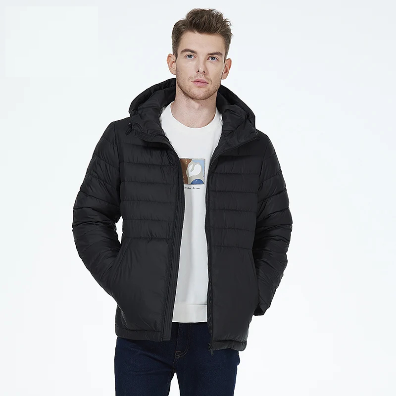 0-c736d5.jpeg Parka courte homme épaisse et matelassée avec capuche, de couleur noire, porté par un homme debout