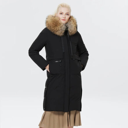 femme portant une Parka fourrure femme noir longue avec capuche et contour épais