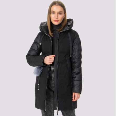 Parka matelassée femme au design élégant avec capuche, de couleur noire, portée par une femme. Sur un fond gris.