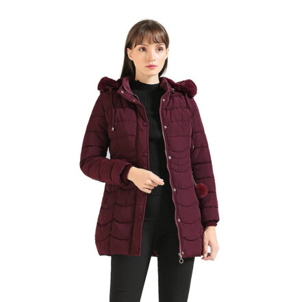 Femme portant une Parka fourrure femme rouge bordeaux détails pompons sur les poches
