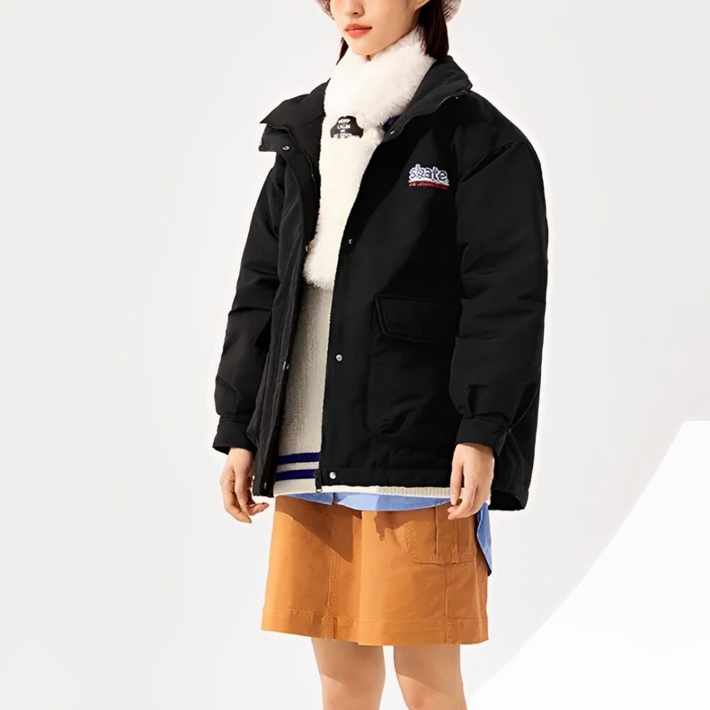 Fille avec une Parka fille noir inscription sérigraphie au dos "Skateboard"