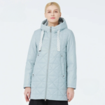 Parka capuche femme bleue et matelassée sur une femme sur fond gris