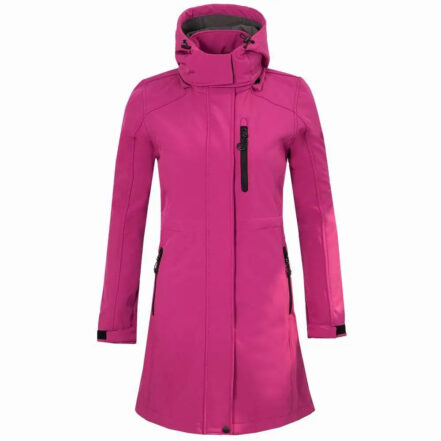 Parka capuche femme de ski longue et imperméable sur fond blanc