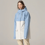 Parka capuche femme de ski style coupe-vent et imperméable sur une femme sur fond gris