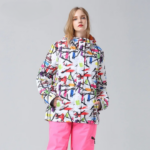 Parka capuche femme de style original pour ski sur une femme sur fond gris