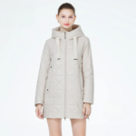 Parka capuche femme mi-longue et matelassée sur une femme sur fond gris