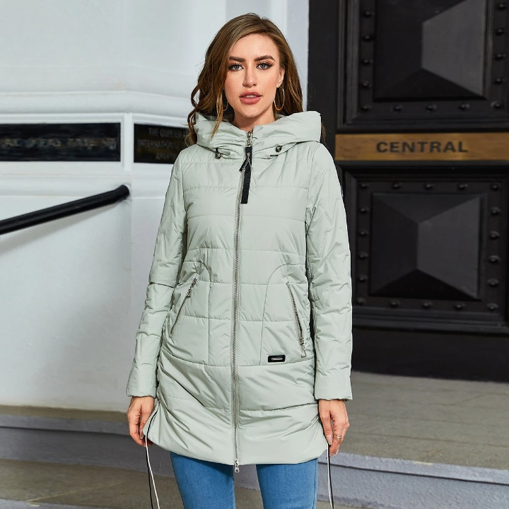 Parka capuche femme verte et matelassée avec poches Parka capuche femme verte et matelassée avec poches sur une femme sur fond gris