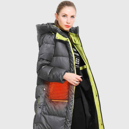 Parka chauffante femme infrarouge et thermique avec bouton sur une femme sur fond gris