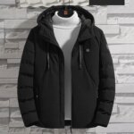 Parka chauffante homme épaisse avec capuche, de couleur noire, avec interrupteur pour la chaleur sur le torse, positionné sur un cintre