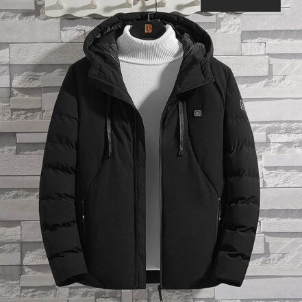 Parka chauffante homme épaisse avec capuche, de couleur noire, avec interrupteur pour la chaleur sur le torse, positionné sur un cintre