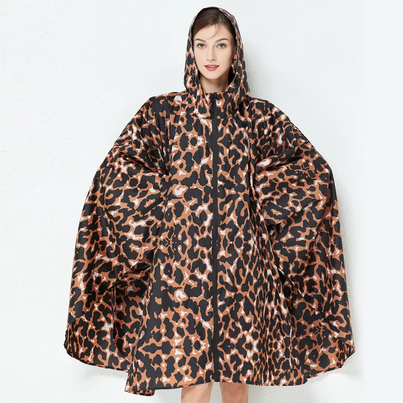 Parka cirée femme au design cape poncho de pluie léopard Mannequin femme portant une parka cirée cape poncho léopard avec une capuche.