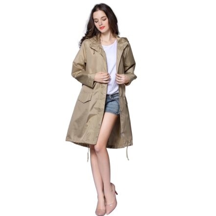 Mannequin femme portant une parka cirée beige ouverte.