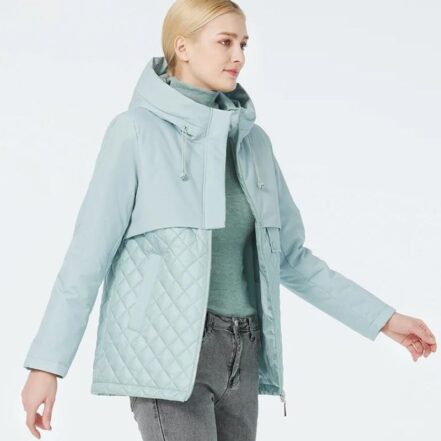 Mannequin blonde portant une parka courte bleu clair ouverte, composé d'une capuche avec cordons.