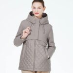 Femme portant une parka courte matelassée avec capuche à cordons.