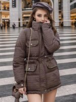 Femme portant une Parka courte femme marron multi-poches