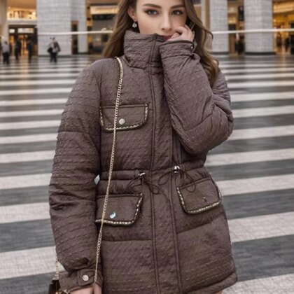Femme portant une Parka courte femme marron multi-poches