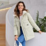 Femme portant une Parka courte femme verte avec capuche et intérieur fourré