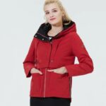 Mannequin femme blonde, portant une parka courte rouge avec les mains dans les poches.